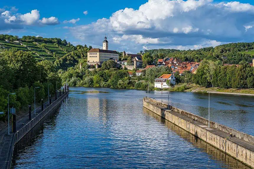 Blick auf Gundelsheim und die Burg Horneck